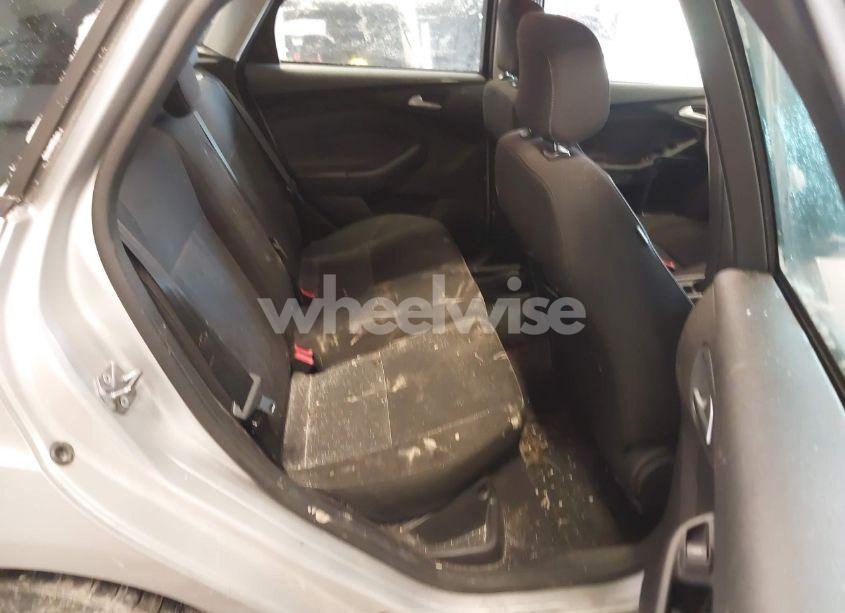 Photo 8 of 2018 Ford Focus SE (VIN 1FADP3K25JL235450)