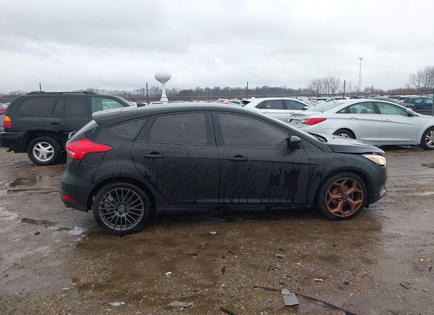 Photo 13 of 2018 Ford Focus SE (VIN 1FADP3K25JL252099)