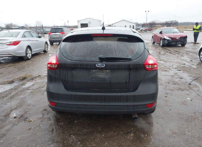 Photo 16 of 2018 Ford Focus SE (VIN 1FADP3K25JL252099)