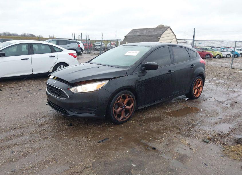 Photo 2 of 2018 Ford Focus SE (VIN 1FADP3K25JL252099)