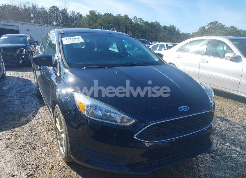 2018 Ford Focus SE (VIN 1FADP3K25JL281618) main photo