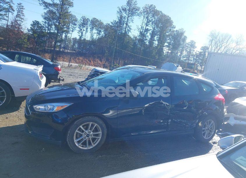 Photo 14 of 2018 Ford Focus SE (VIN 1FADP3K25JL281618)