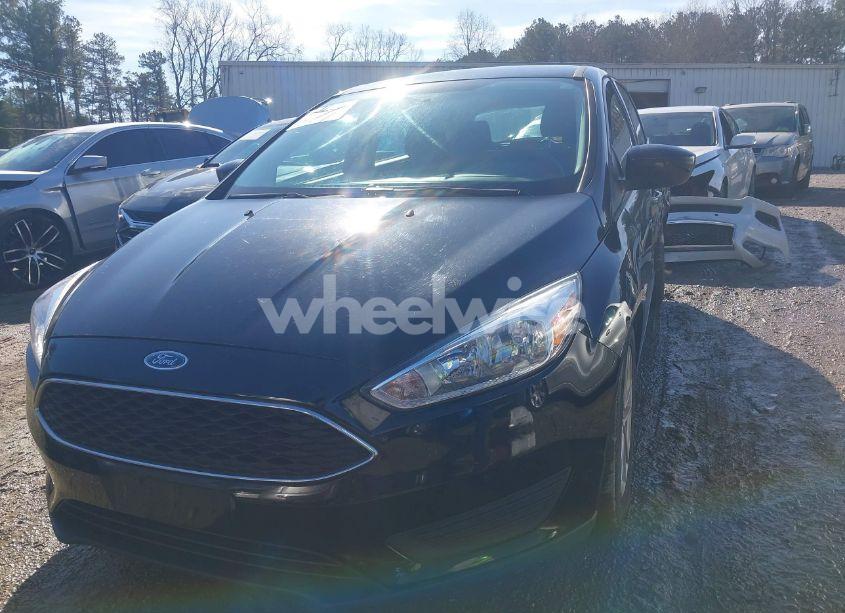 Photo 2 of 2018 Ford Focus SE (VIN 1FADP3K25JL281618)