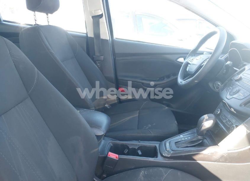 Photo 5 of 2018 Ford Focus SE (VIN 1FADP3K25JL281618)