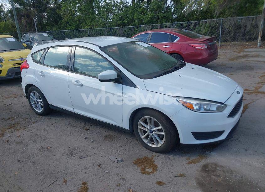 2018 Ford Focus SE (VIN 1FADP3K25JL295454) main photo