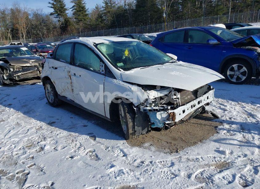 2018 Ford Focus SE (VIN 1FADP3K25JL315752) main photo