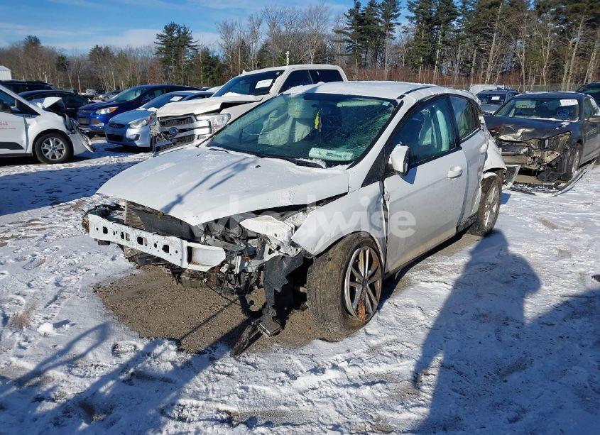 Photo 2 of 2018 Ford Focus SE (VIN 1FADP3K25JL315752)