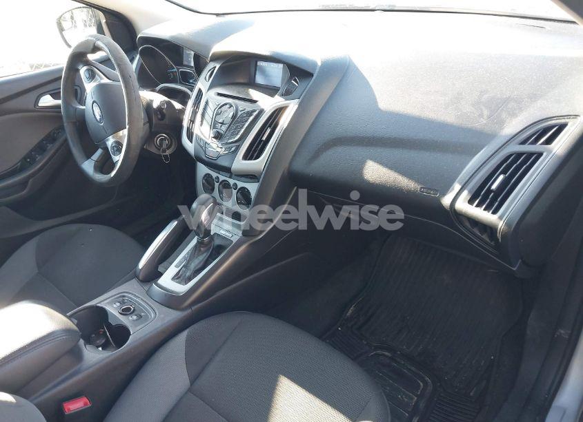 Photo 5 of 2014 Ford Focus SE (VIN 1FADP3K26EL101777)