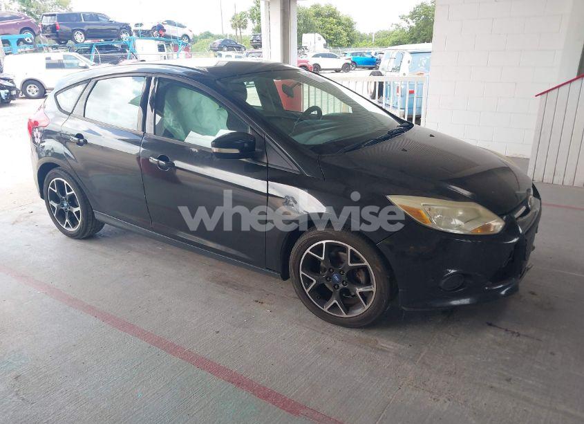 2014 Ford Focus SE (VIN 1FADP3K26EL200261) main photo