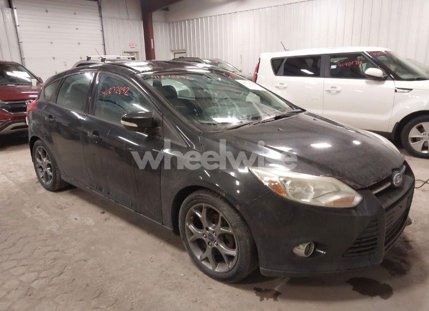 2014 Ford Focus SE (VIN 1FADP3K26EL337345) main photo