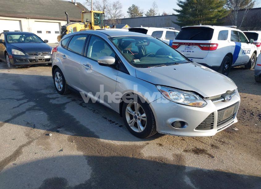 2014 Ford Focus SE (VIN 1FADP3K26EL343971) main photo