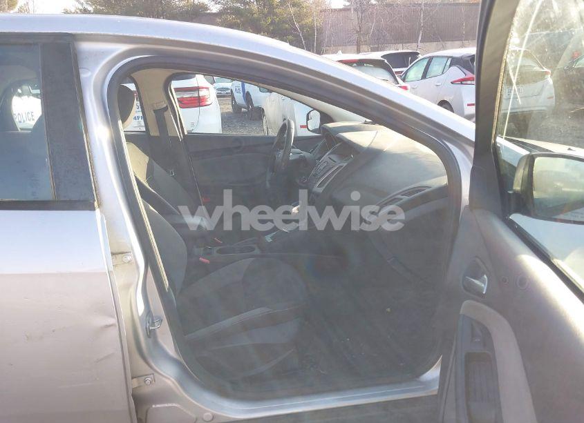 Photo 5 of 2014 Ford Focus SE (VIN 1FADP3K26EL343971)