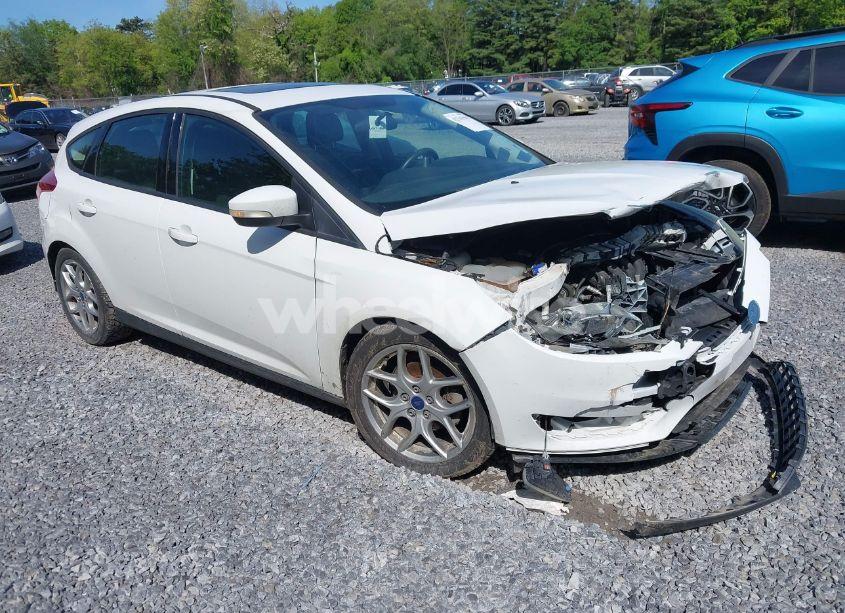 2015 Ford Focus SE (VIN 1FADP3K26FL235125) main photo