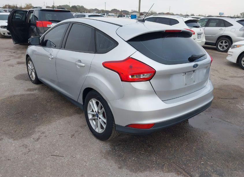 Photo 3 of 2015 Ford Focus SE (VIN 1FADP3K26FL249347)