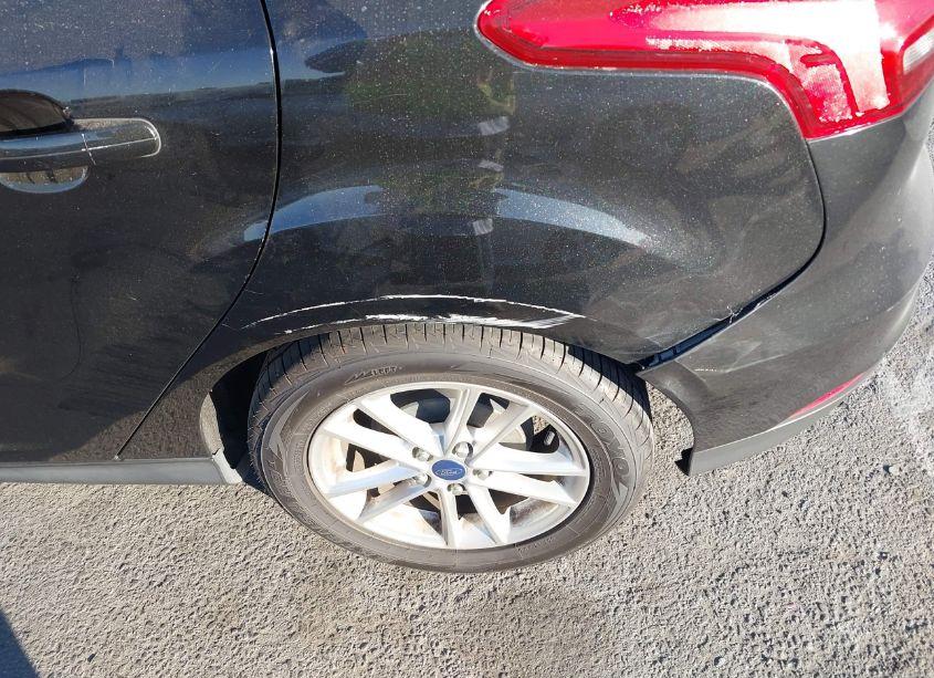 Photo 6 of 2015 Ford Focus SE (VIN 1FADP3K26FL281280)