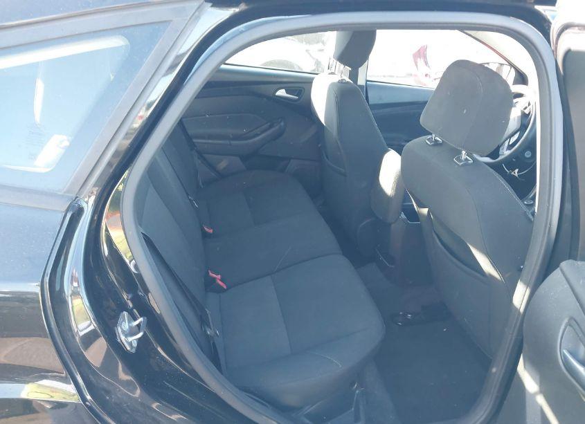 Photo 8 of 2015 Ford Focus SE (VIN 1FADP3K26FL281280)