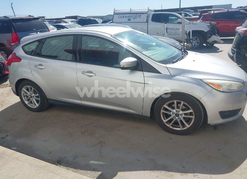 2015 Ford Focus SE (VIN 1FADP3K26FL288942) main photo