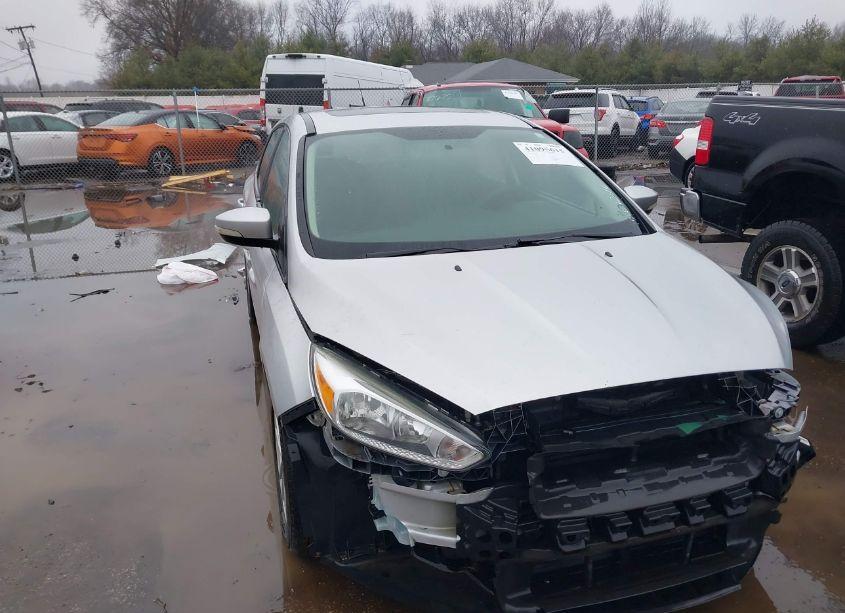 2015 Ford Focus SE (VIN 1FADP3K26FL317291) main photo