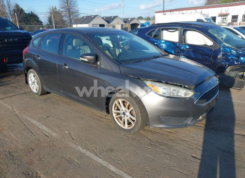 2015 Ford Focus SE (VIN 1FADP3K26FL317419) main photo