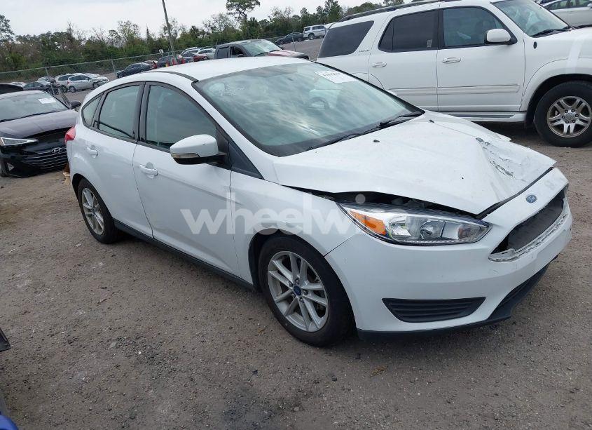 2015 Ford Focus SE (VIN 1FADP3K26FL328517) main photo