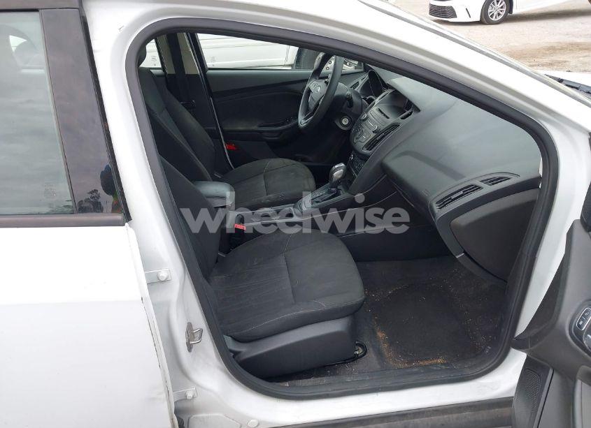 Photo 5 of 2015 Ford Focus SE (VIN 1FADP3K26FL328517)