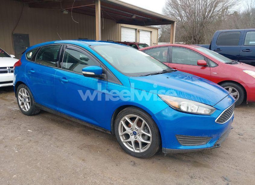 2015 Ford Focus SE (VIN 1FADP3K26FL354051) main photo