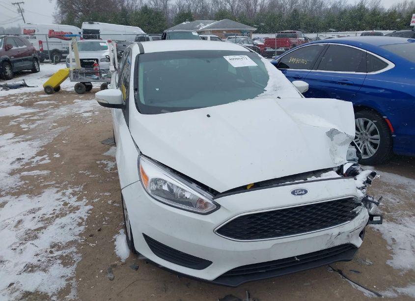 2017 Ford Focus SE (VIN 1FADP3K26HL233524) main photo