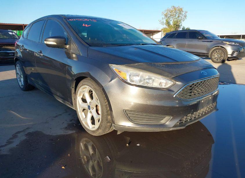 2017 Ford Focus SE (VIN 1FADP3K26HL290130) main photo