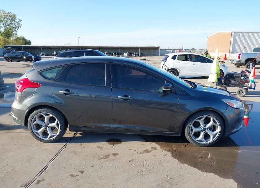 Photo 13 of 2017 Ford Focus SE (VIN 1FADP3K26HL290130)