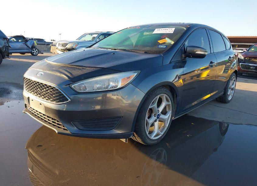 Photo 2 of 2017 Ford Focus SE (VIN 1FADP3K26HL290130)