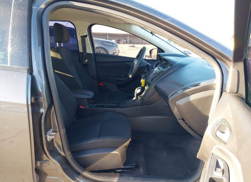 Photo 5 of 2017 Ford Focus SE (VIN 1FADP3K26HL290130)