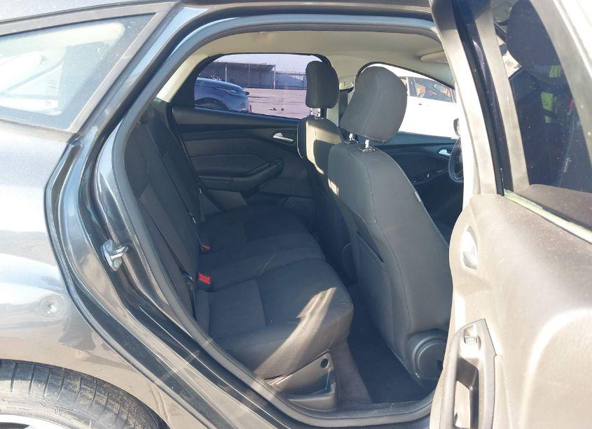 Photo 8 of 2017 Ford Focus SE (VIN 1FADP3K26HL290130)