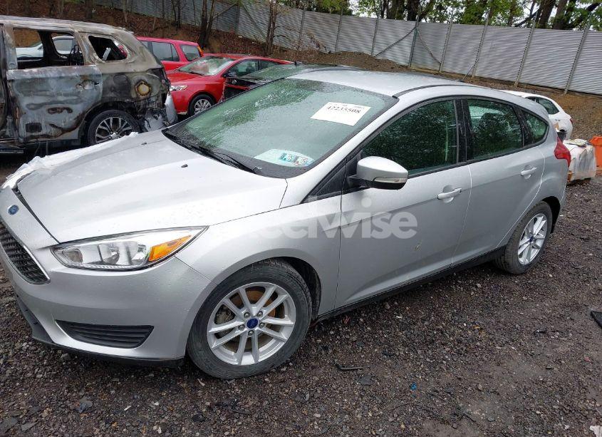Photo 2 of 2018 Ford Focus SE (VIN 1FADP3K26JL215546)