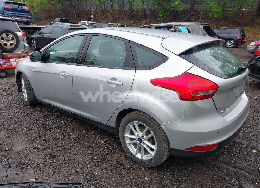 Photo 3 of 2018 Ford Focus SE (VIN 1FADP3K26JL215546)