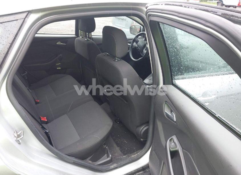 Photo 8 of 2018 Ford Focus SE (VIN 1FADP3K26JL215546)