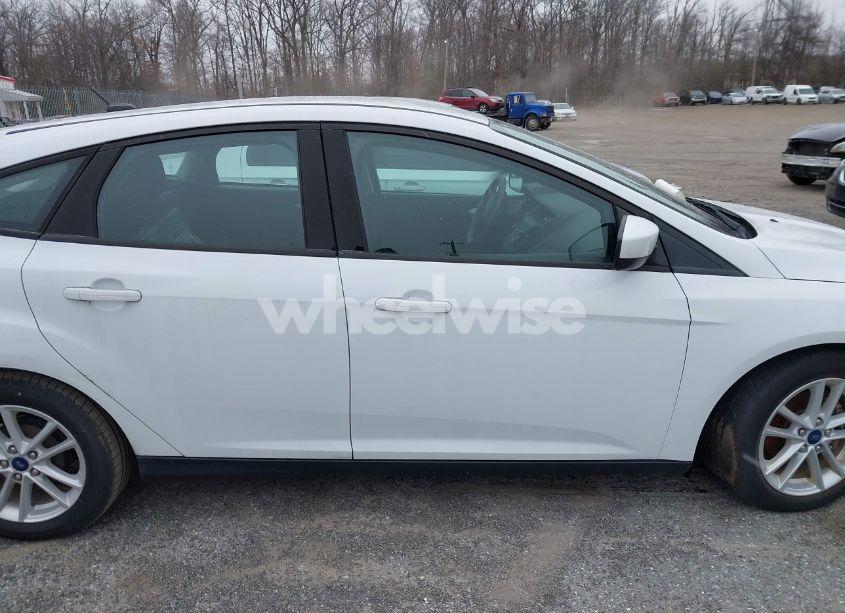 Photo 12 of 2018 Ford Focus SE (VIN 1FADP3K26JL221119)