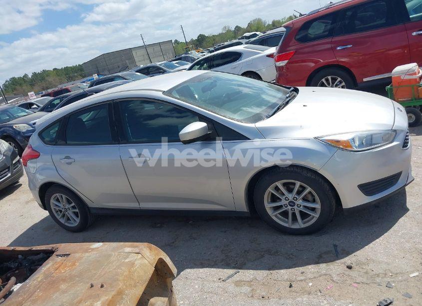 Photo 13 of 2018 Ford Focus SE (VIN 1FADP3K26JL300466)