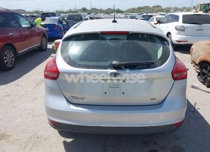 Photo 16 of 2018 Ford Focus SE (VIN 1FADP3K26JL300466)