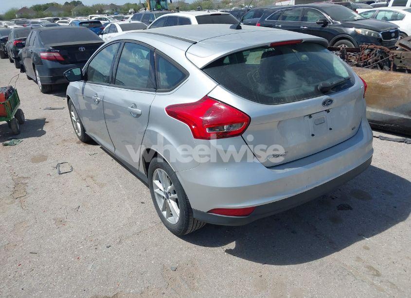Photo 3 of 2018 Ford Focus SE (VIN 1FADP3K26JL300466)