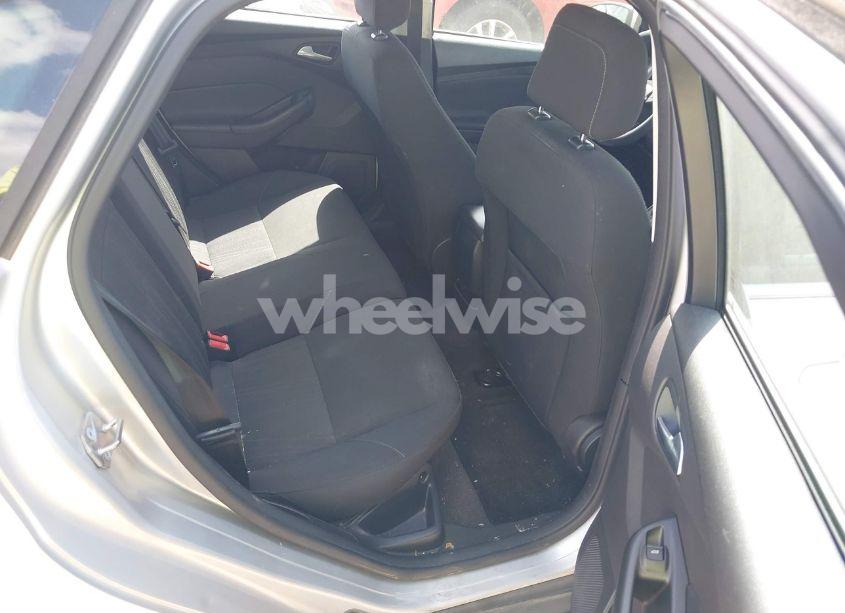 Photo 8 of 2018 Ford Focus SE (VIN 1FADP3K26JL300466)