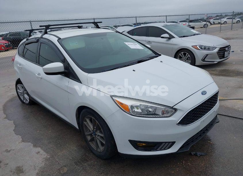 2018 Ford Focus SE (VIN 1FADP3K26JL330776) main photo