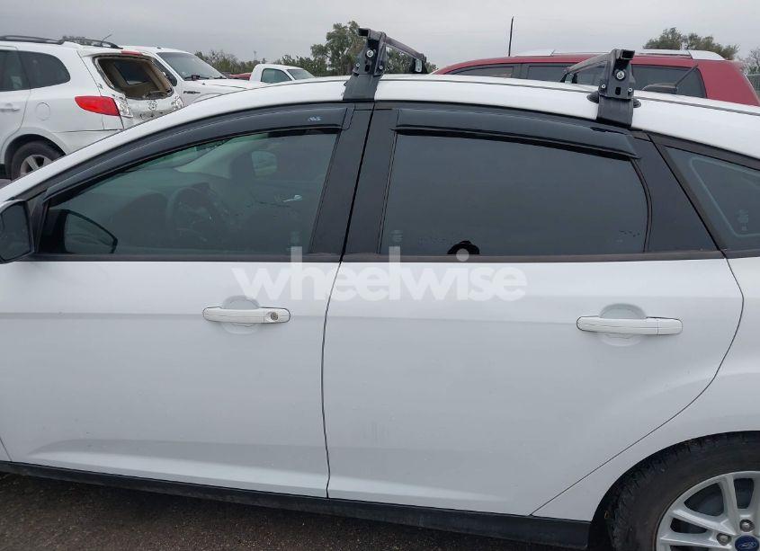 Photo 13 of 2018 Ford Focus SE (VIN 1FADP3K26JL330776)