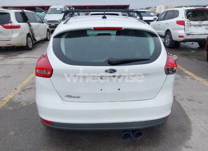 Photo 15 of 2018 Ford Focus SE (VIN 1FADP3K26JL330776)