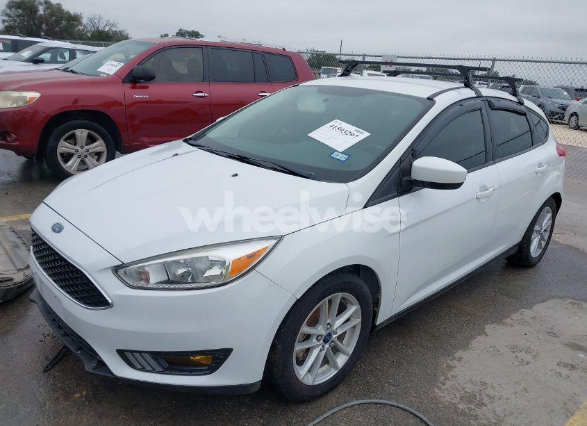 Photo 2 of 2018 Ford Focus SE (VIN 1FADP3K26JL330776)