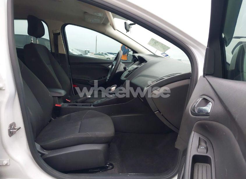 Photo 5 of 2018 Ford Focus SE (VIN 1FADP3K26JL330776)