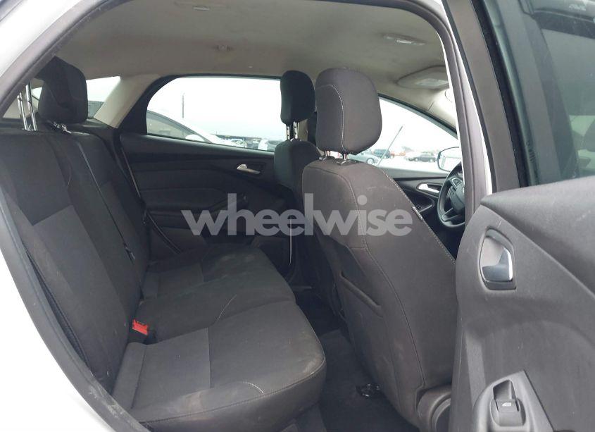 Photo 8 of 2018 Ford Focus SE (VIN 1FADP3K26JL330776)