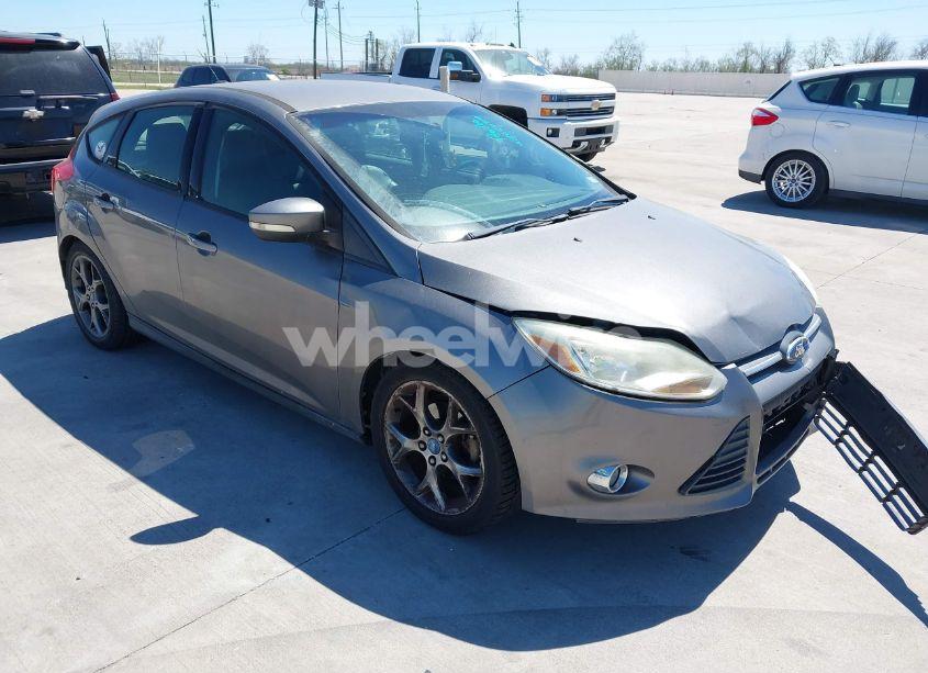 2013 Ford Focus SE (VIN 1FADP3K27DL354556) main photo