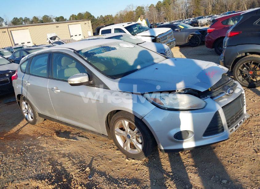 2014 Ford Focus SE (VIN 1FADP3K27EL203217) main photo