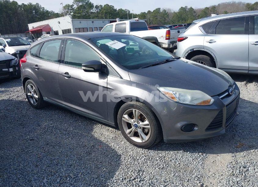2014 Ford Focus SE (VIN 1FADP3K27EL291637) main photo