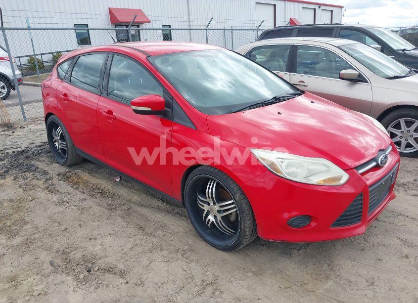 2014 Ford Focus SE (VIN 1FADP3K27EL302765) main photo